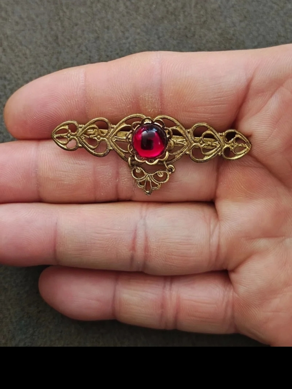 1960s/70s Goldtone Open Sideways Hearts  With Center Red Jelly Cabochon Brooch - Picture 3 of 9